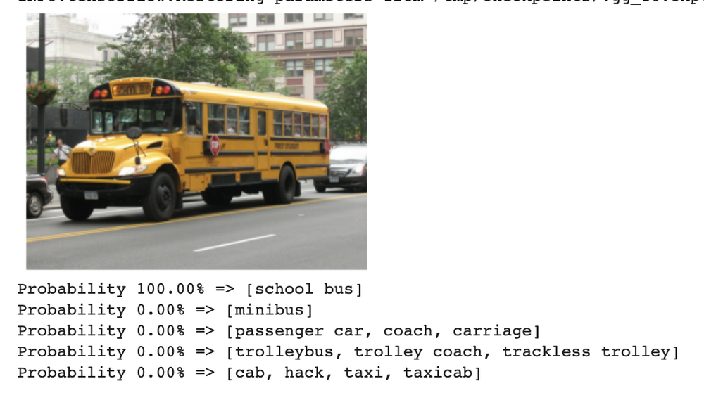 Roboflow は、この画像をタクシーやトロリーなどではなく、スクールバスとして正しく識別します。